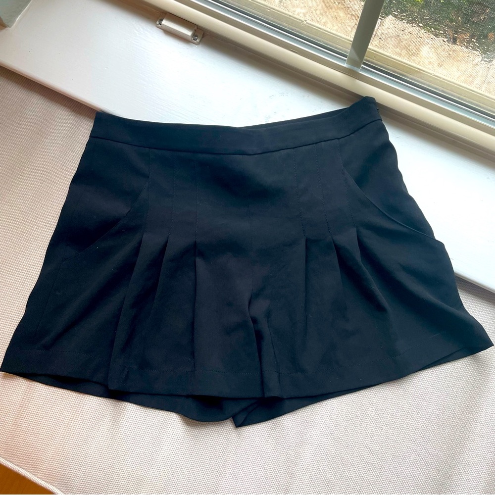 BCBGMAXAZRIA Runway “the socialite” adorable black shorts